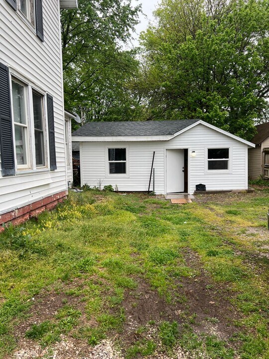 904 S Market St in Mt Vernon, MO - Building Photo