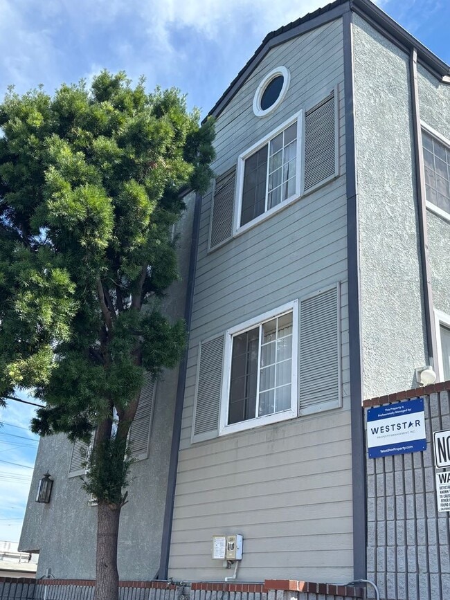 property at 625 W 8th St