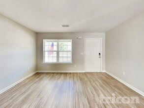 747 Markham Cir in Moore, SC - Foto de edificio - Building Photo