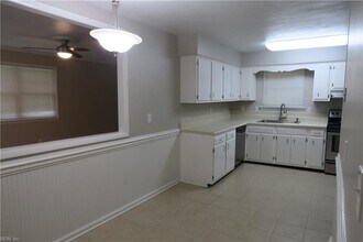 517 Norman Ln in Virginia Beach, VA - Building Photo - Building Photo