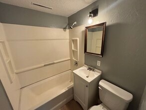 634 W 14th Ave in Hutchinson, KS - Foto de edificio - Building Photo