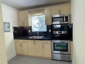 500 NE 70th St, Unit 2nd floor in Miami, FL - Building Photo - Building Photo