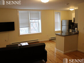 35 Davis Sq, Unit 10 in Somerville, MA - Building Photo - Building Photo