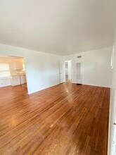 7110 1/2 Haskell Ave in Van Nuys, CA - Foto de edificio - Building Photo