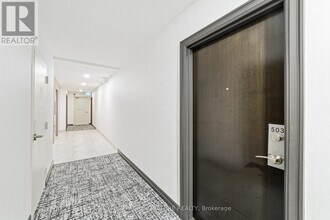 212 Kerr St in Oakville, ON - Building Photo - Building Photo