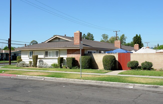 1909-1925 W Maple Ave in Orange, CA - Building Photo - Building Photo