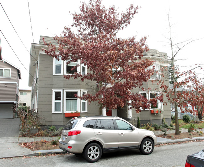 Dayton Apartments in Seattle, WA - Building Photo - Building Photo