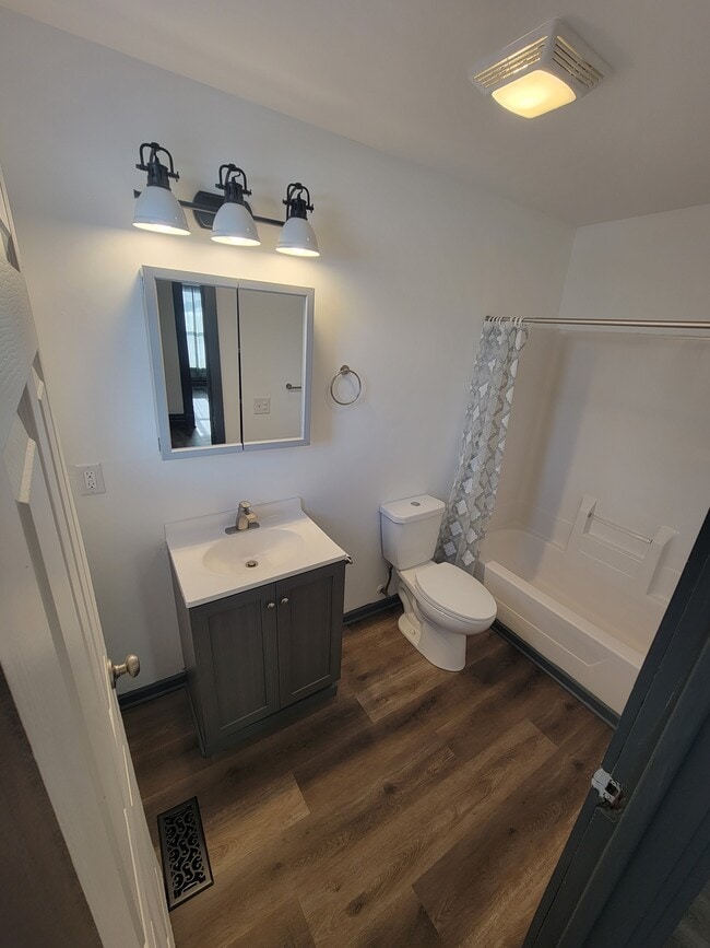 607 Manchester St, Unit 607 Manchster in Lansing, MI - Foto de edificio - Building Photo