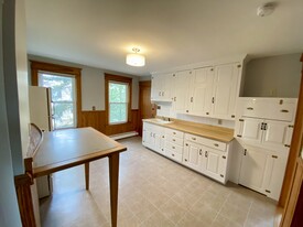 46 Eighth St, Unit #2 Up in Auburn, ME - Building Photo