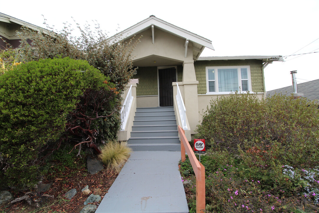 2860 Delaware St in Oakland, CA - Building Photo