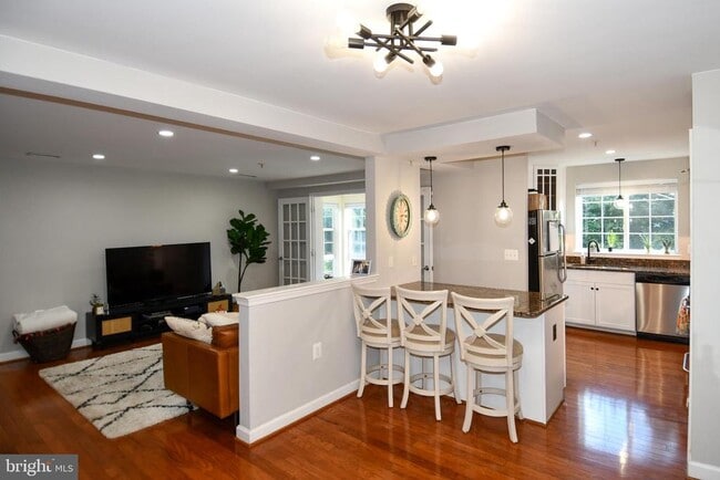 4089 S Four Mile Run Dr in Arlington, VA - Building Photo - Building Photo