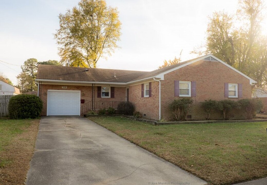 328 Woodside Dr in Hampton, VA - Building Photo