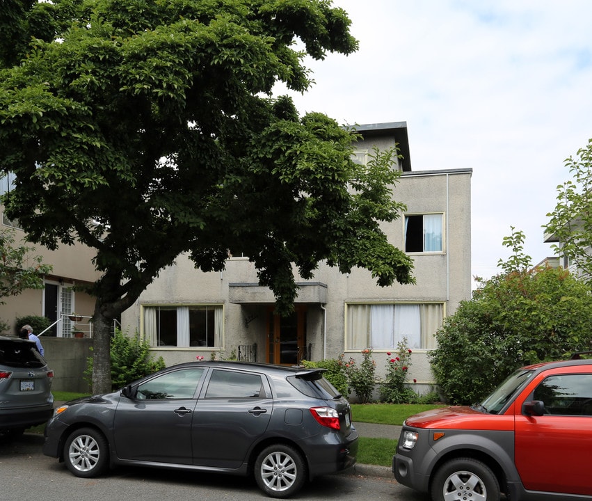 New York Apartments in Vancouver, BC - Building Photo