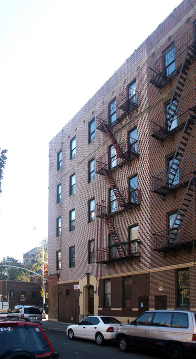 550 E 182nd St in Bronx, NY - Foto de edificio