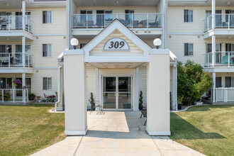 Woodside Place Condominiums in Airdrie, AB - Building Photo - Building Photo