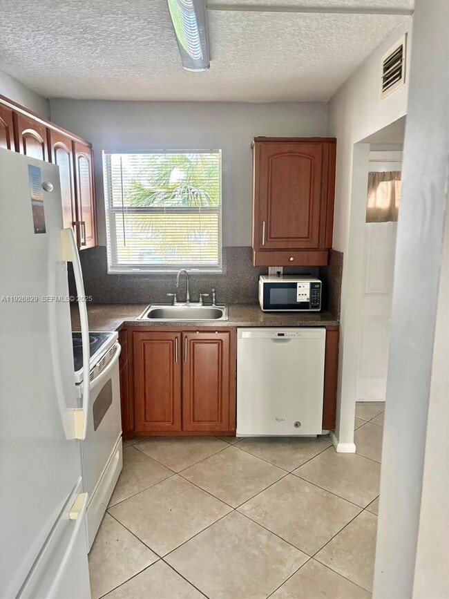 8305 Sunrise Lakes Blvd in Sunrise, FL - Building Photo - Building Photo