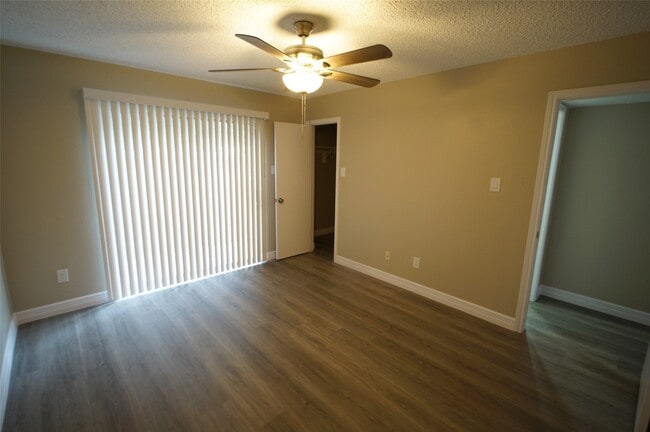 8581 Sands Point Dr in Houston, TX - Foto de edificio - Building Photo
