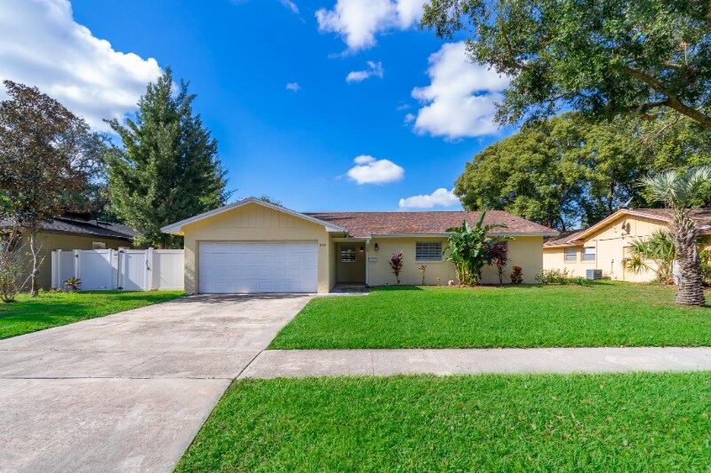 1 Lake Howell Rd in Maitland, FL - Building Photo