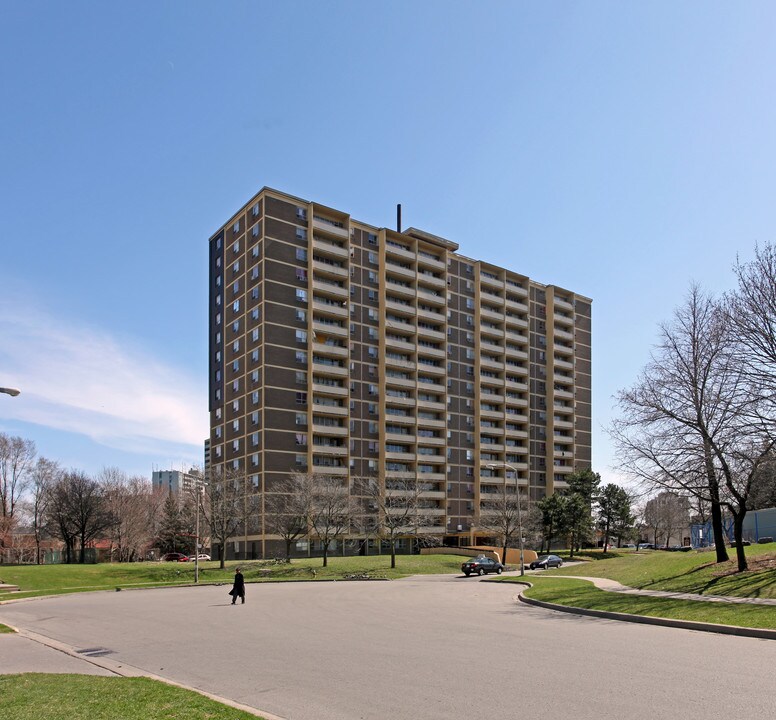 15 Cougar Ct in Toronto, ON - Building Photo