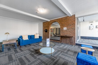 123 / 125 Railroad in Brampton, ON - Building Photo - Interior Photo
