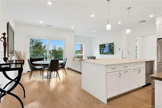 8 Boulevard W in Pelham, NY - Building Photo - Building Photo