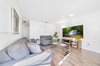 581 NW 113th St in Miami, FL - Foto de edificio - Building Photo