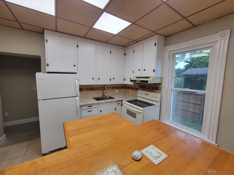 321 Russell St S in Sarnia, ON - Building Photo