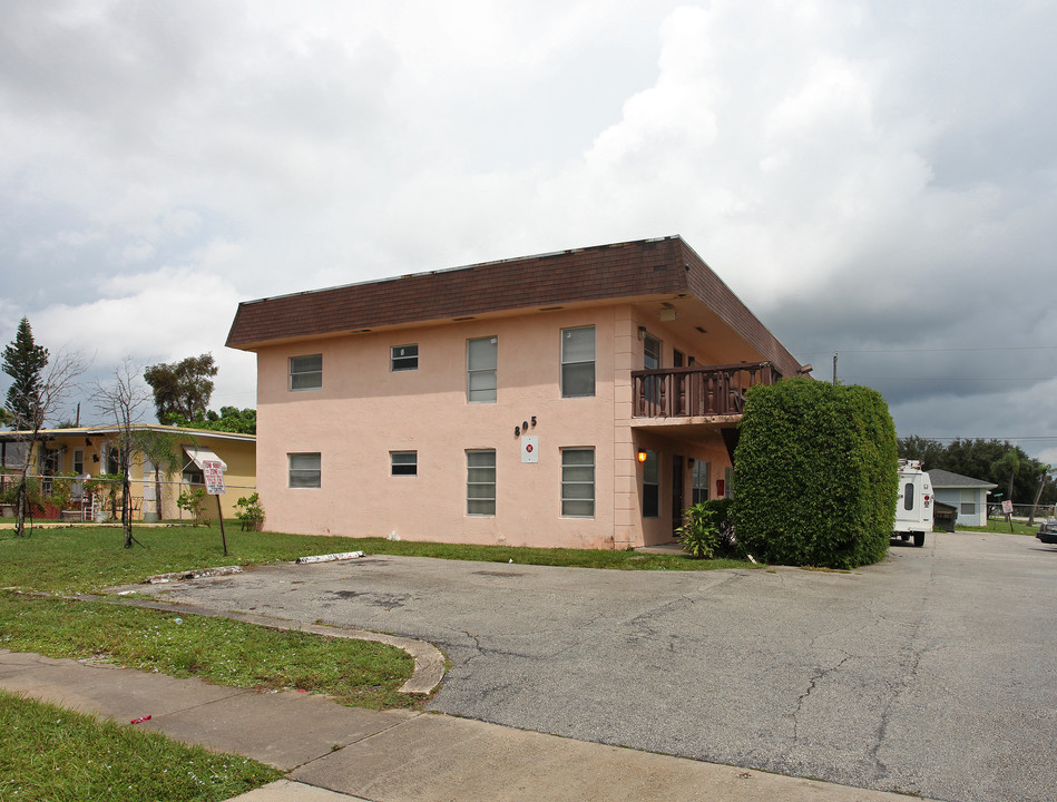 805 Bayberry Dr in West Palm Beach, FL - Building Photo