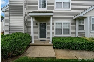 14 Crestwood Ct in Monroe Township, NJ - Building Photo - Building Photo