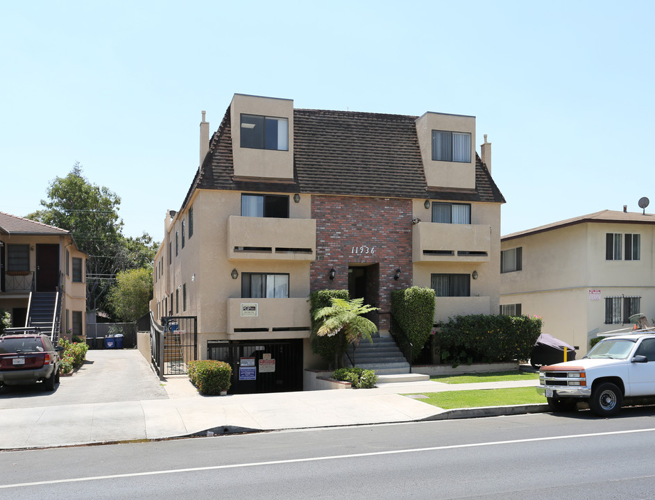 11936 Venice Blvd in Los Angeles, CA - Building Photo