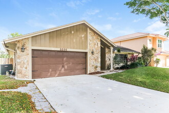6699 Hollandaire Dr W in Boca Raton, FL - Foto de edificio - Building Photo