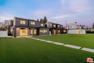 8670 Encino Ave in Los Angeles, CA - Building Photo - Building Photo