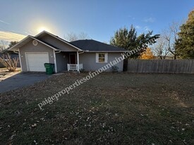 300 S 6th St in Flippin, AR - Building Photo