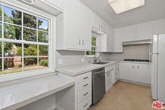 675 El Medio Ave in Los Angeles, CA - Building Photo - Building Photo