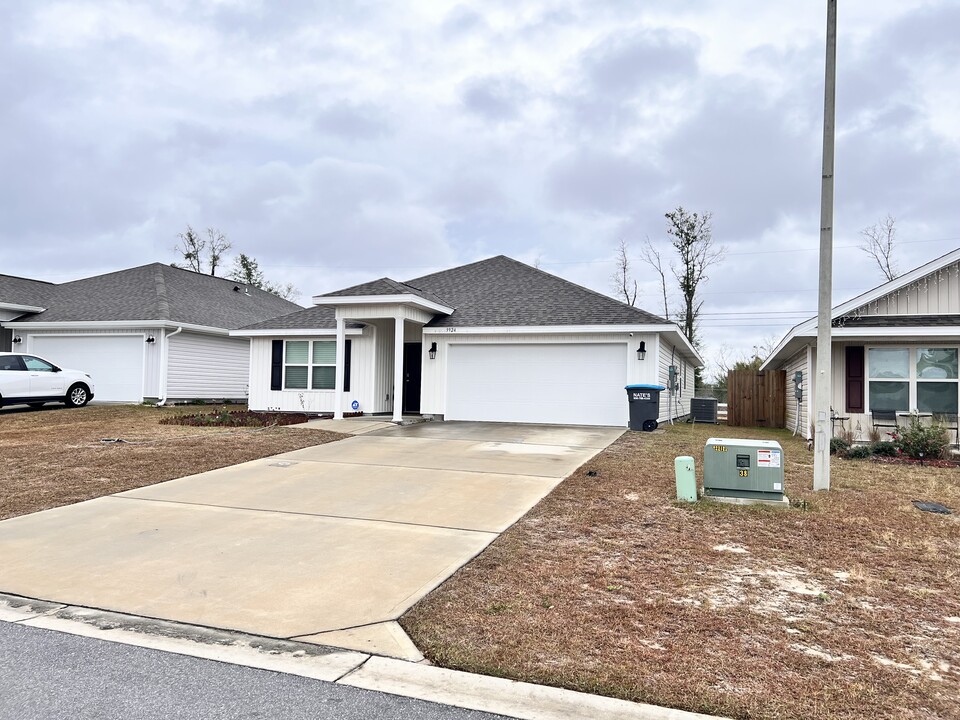 3924 Silver Spur Rd in Callaway, FL - Foto de edificio