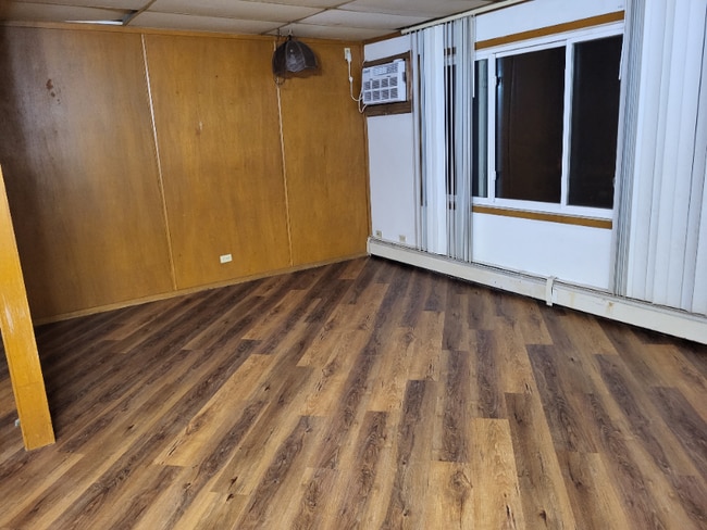 property at 105 E Oak St