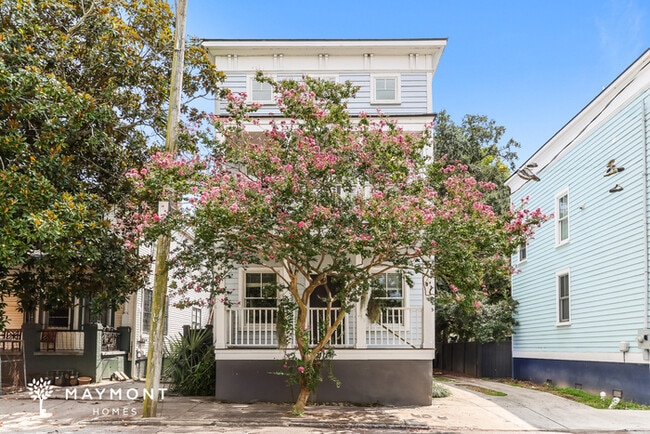property at 5 E Hampstead Square