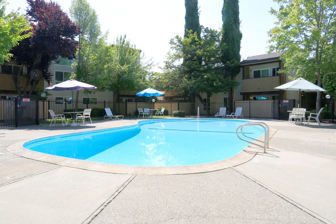 Marconi Oaks in Sacramento, CA - Building Photo