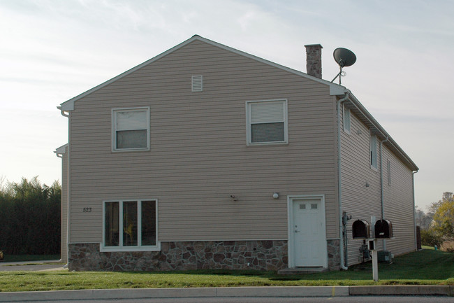 523 Airport Rd in Lancaster, PA - Foto de edificio - Building Photo