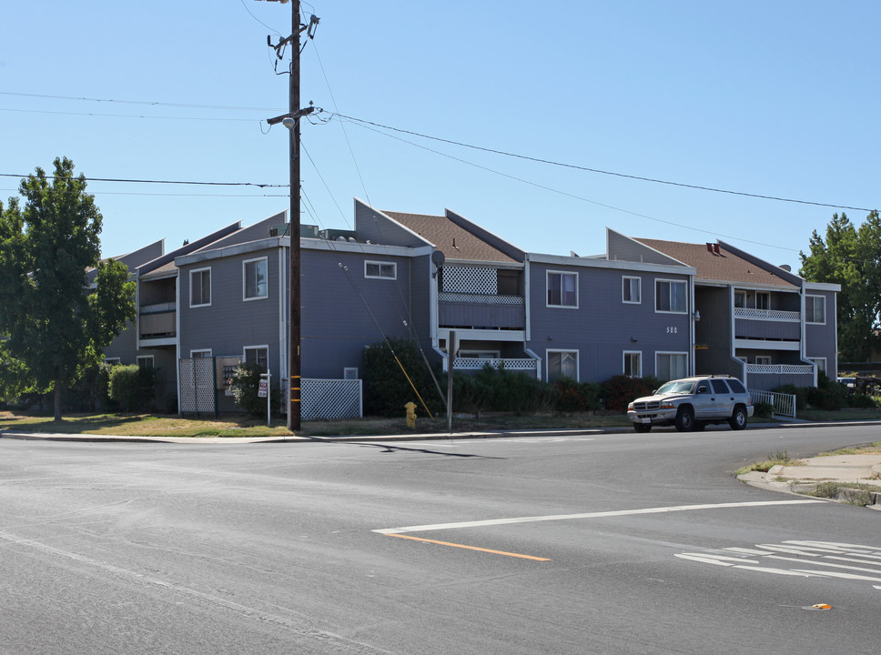 580 N Lincoln Ave in Manteca, CA - Foto de edificio