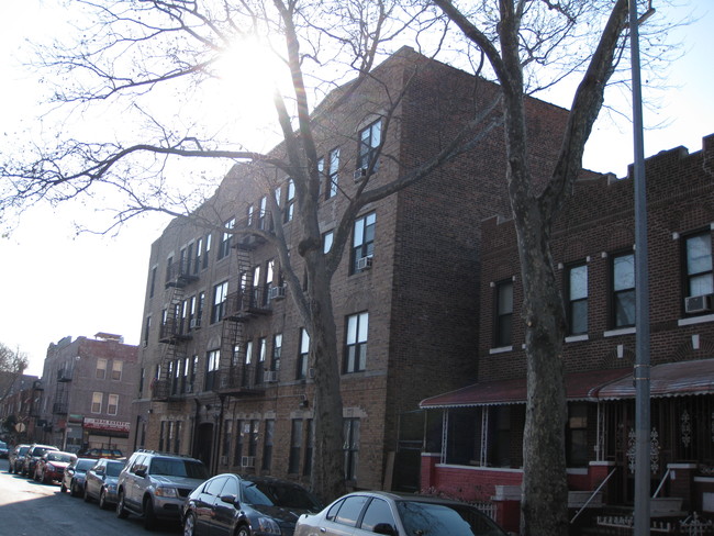 180 E 93rd St in Brooklyn, NY - Foto de edificio - Building Photo