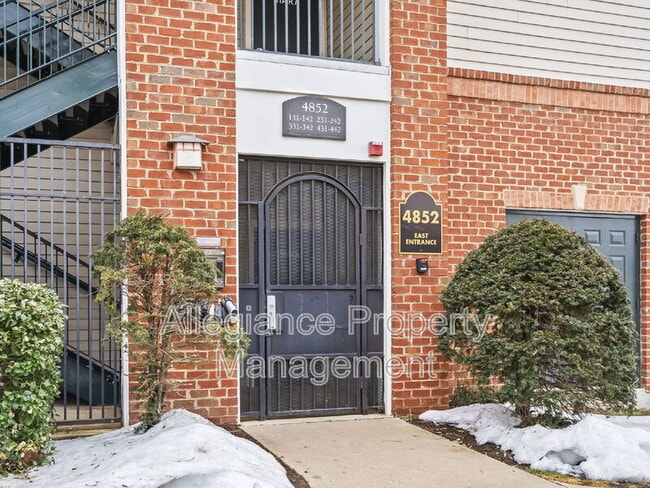 4852 Eisenhower Ave in Alexandria, VA - Foto de edificio - Building Photo
