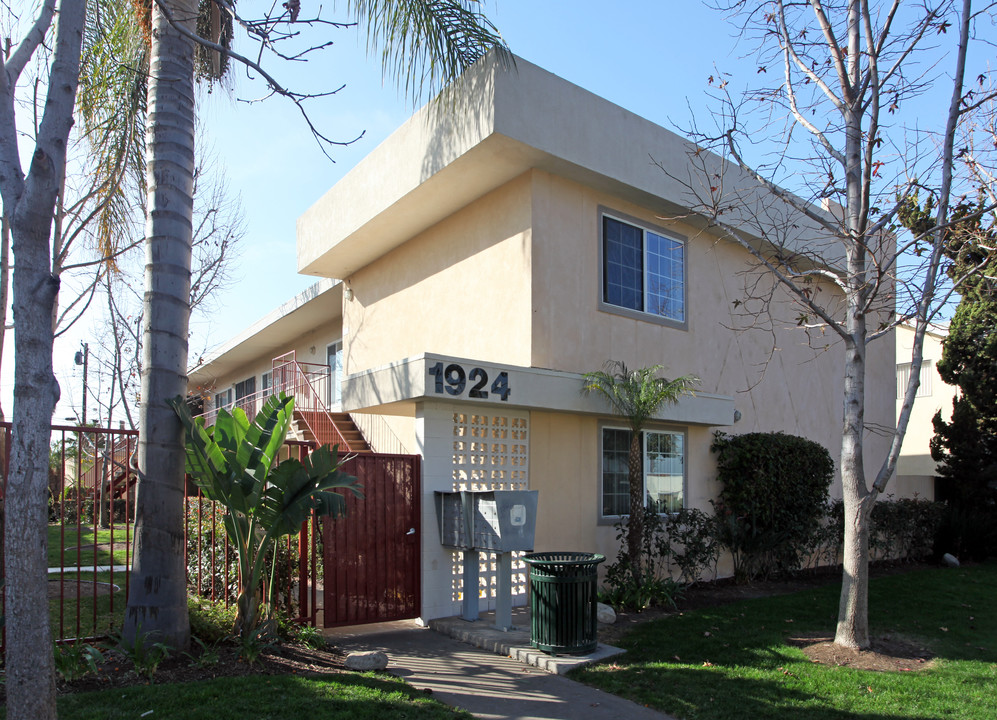 1924 E Wilson Ave in Orange, CA - Building Photo