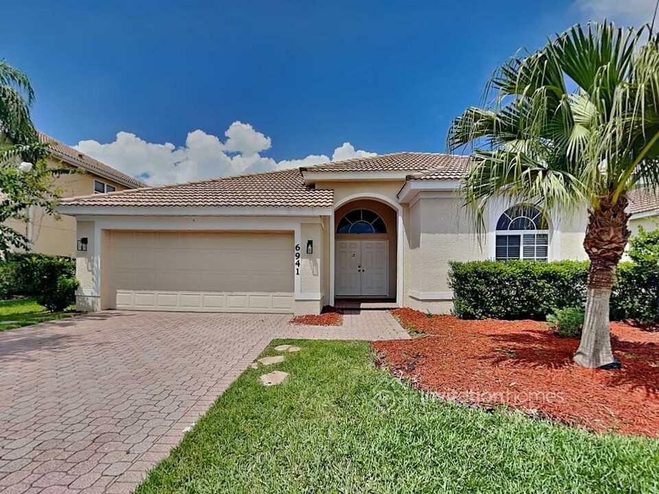 6941 74th St Cir E in Bradenton, FL - Building Photo