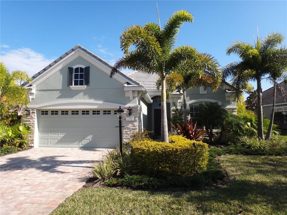 12051 Thornhill Ct in Lakewood Ranch, FL - Building Photo