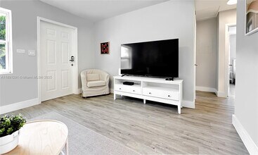528 SW 4 Ave in Hallandale Beach, FL - Building Photo - Building Photo