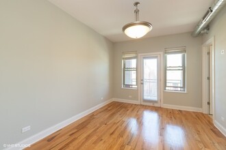 4909 S Champlain Ave in Chicago, IL - Foto de edificio - Building Photo