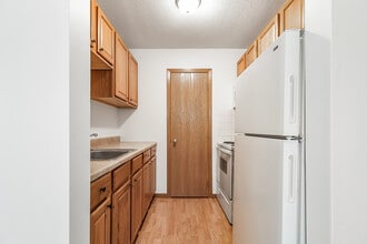 Hickman Hill Apartments HEAT & WATER INCLUDED in Clive, IA - Building Photo - Building Photo