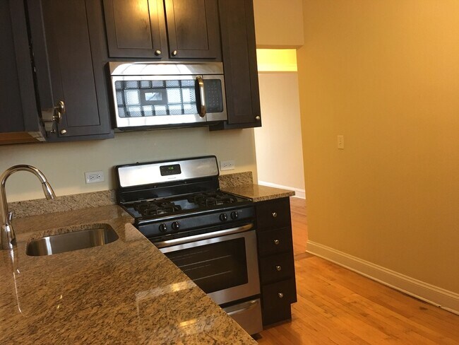 6254 N Claremont Ave, Unit 2 in Chicago, IL - Building Photo - Building Photo