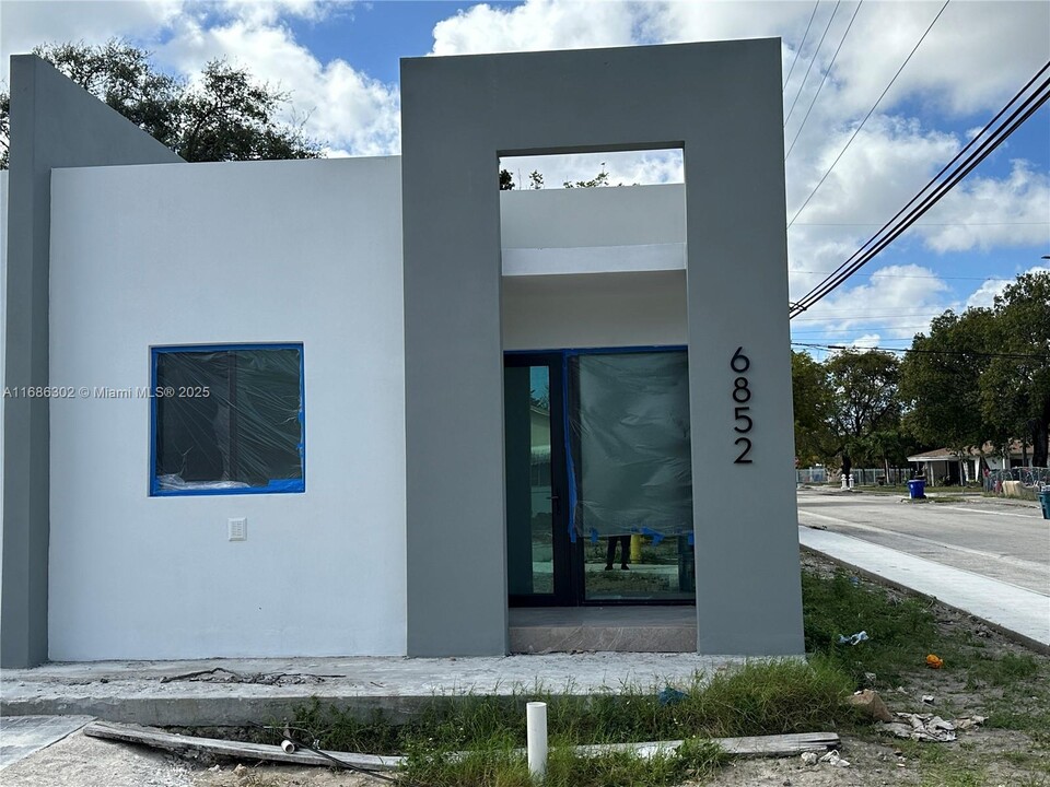 6852 NW 4th Ave in Miami, FL - Foto de edificio